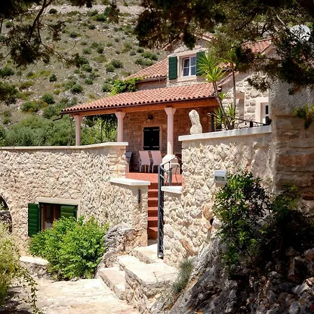 Benedeta-dubovica Hvar Zarace