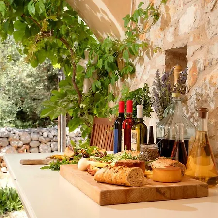 Benedeta-dubovica Hvar * Zarace