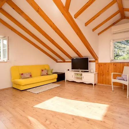 Villa Benedeta-dubovica Hvar Zarace